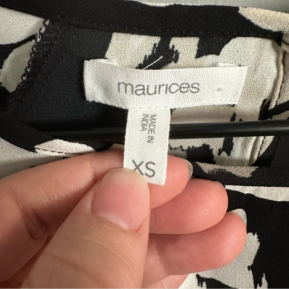 Maurices Black and Cream Flower Blouse with keyhole back. XS - Picture 5 of 9